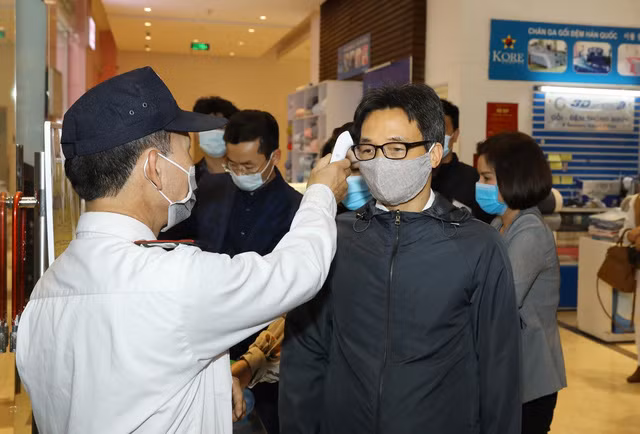 Sau khi thị sát Chợ hoa tết Quảng Bá, Phó Thủ tướng đã đến thăm Trung tâm thương mại SYRENA, số 51 đường Xuân Diệu, Tây Hồ, Hà Nội. Ảnh: VGP