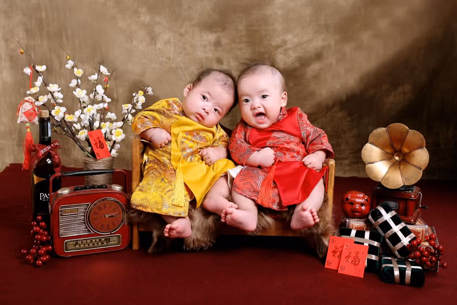 Hai nhóc tì đáng yêu nhà Dương Khắc Linh - Sara Lưu hồn nhiên tạo dáng.