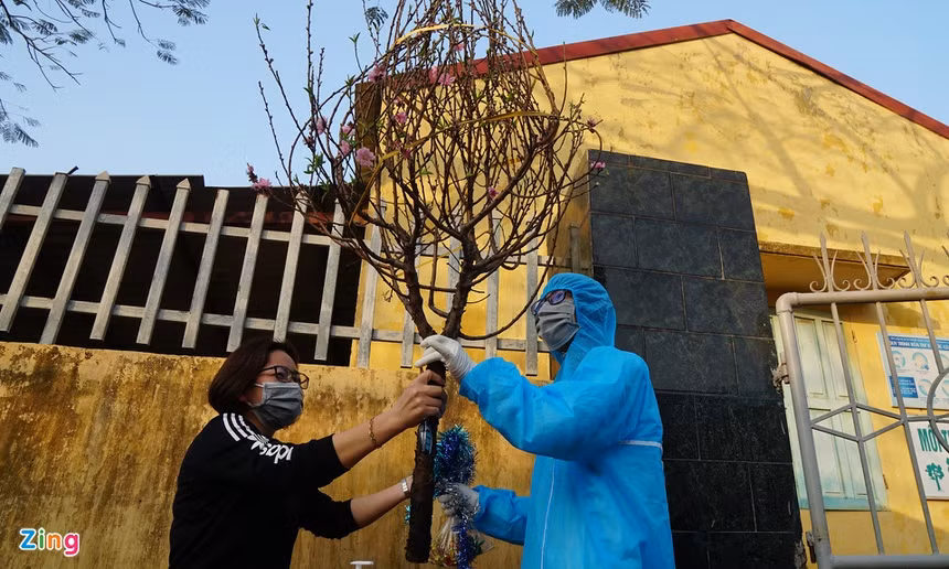 Một phụ huynh gửi đào vào khu cách ly 138 học sinh trường Sao Đỏ. Ảnh: Nguyễn Dương.