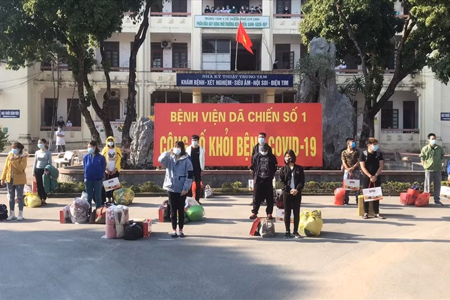 Sáng 28/2, 9 bệnh nhân mắc Covid-19 điều trị tại Bệnh viện dã chiến số 1 (Trung tâm Y tế TP Chí Linh) đã khỏi bệnh và được xuất viện về tiếp tục cách ly tại nhà. Bệnh viện còn 79 bệnh nhân. Ảnh: LĐO.