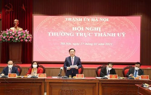 Bí thư Thành ủy Hà Nội Vương Đình Huệ phát biểu tại cuộc họp. Ảnh: Trường Phong