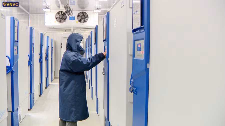 VNVC trở thành hệ thống tiêm chủng đầu tiên và duy nhất Việt Nam có hệ thống kho bảo quản vắc xin âm sâu (-40oC đến -86oC) tại TP.HCM, Đà Nẵng và Hà Nội, cho phép bảo quản vắc xin và sinh phẩm ở nhiệt độ -86oC đến -46oC, với công suất bảo quản lên tới 3 triệu liều vắc xin COVID-19 tại cùng một thời điểm. Ảnh: VNVC.