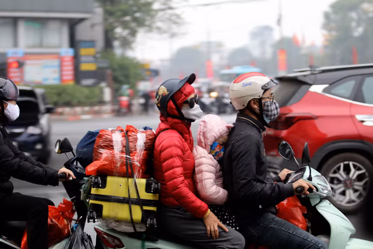 Nhiều người di chuyển bằng xe máy với đồ đạc lỉnh kỉnh trở lại Thủ đô chuẩn bị cho ngày làm việc vào ngày mai. Ảnh: Baotintuc.