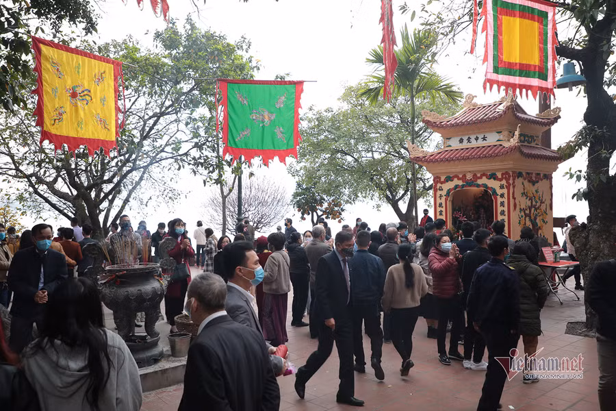 Lượng khách ở Phủ Tây Hồ đông hơn các chùa khác trên địa bàn Hà Nội nhưng so với mọi năm thì số lượng người đến ít hơn hẳn. Ảnh: VNN.