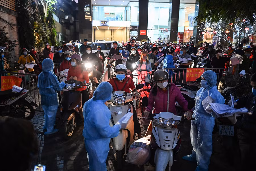 Trong chiều tối 4/2, rất đông nhân viên văn phòng hết giờ làm ra về. Những người làm việc tại tòa nhà A được yêu cầu khai báo y tế trước khi ra ngoài. Ảnh: VNE.