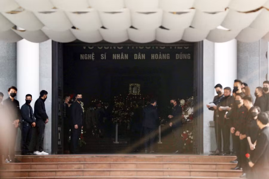 Theo di nguyện của NSND Hoàng Dũng trước khi mất, tang lễ được tổ chức giản dị, ấm áp với bài hát Kiếp tằm trong vở kịch Tiếng đàn vùng Mê Thảo được phát trong suốt lễ tang. Ảnh: CAND