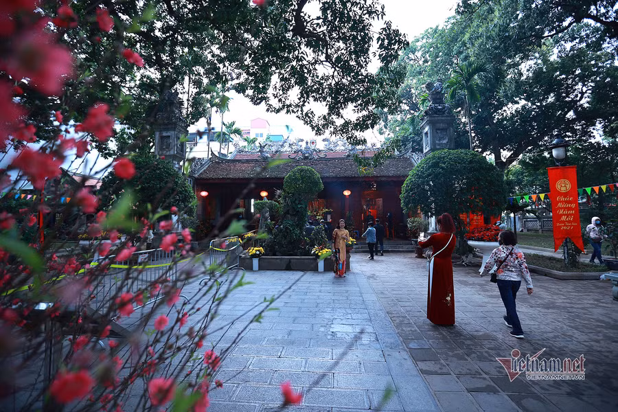 Do ảnh hưởng của dịch COVID-19, ngôi chùa nổi tiếng linh thiêng để cầu duyên - Chùa Hà (quận Cầu Giấy, Hà Nội), vắng vẻ, thưa thớt người đến ngày đầu năm mới. Ảnh: VNN.
