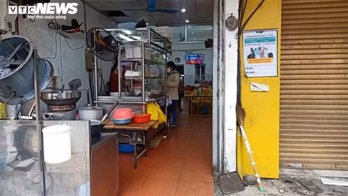 Một quán ăn vẫn mở cửa trên phố Trương Định sáng nay. Ảnh: VTC.
