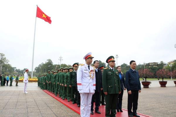 Thanh niên Thủ đô nhập ngũ năm 2020 vào Lăng viếng Bác Thanh niên Thủ đô nhập ngũ năm 2020 vào Lăng viếng Bác