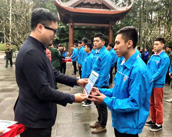 Trao chứng nhận nhập ngũ cho thanh niên Trao chứng nhận nhập ngũ cho thanh niên
