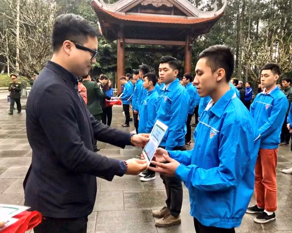 Trao chứng nhận nhập ngũ cho thanh niên