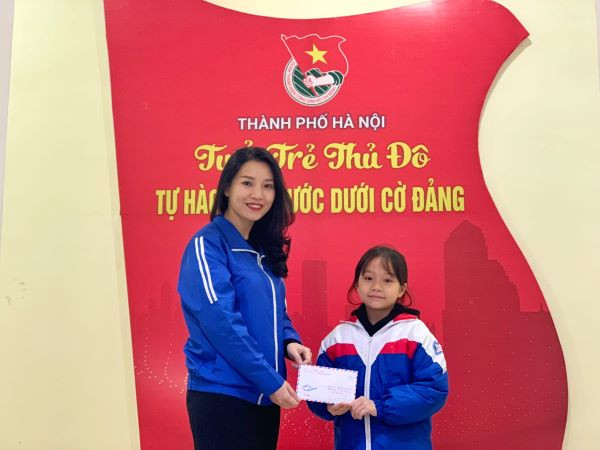 Nguyễn Ngọc trinh trao thư và tiền mừng tuổi cho Thành đoàn Hà Nội. Nguyễn Ngọc trinh trao thư và tiền mừng tuổi cho Thành đoàn Hà Nội.
