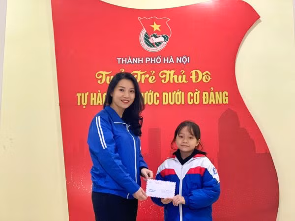 Nguyễn Ngọc trinh trao thư và tiền mừng tuổi cho Thành đoàn Hà Nội.