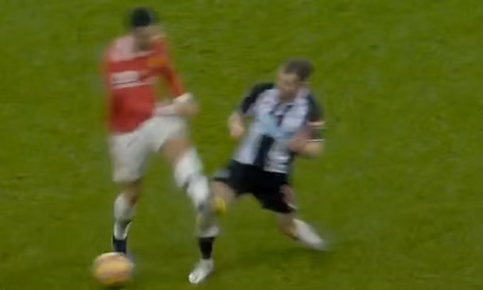 Cổ động viên Newcatsle phẫn nộ vì Ronaldo chỉ bị thẻ vàng trong pha bóng này.