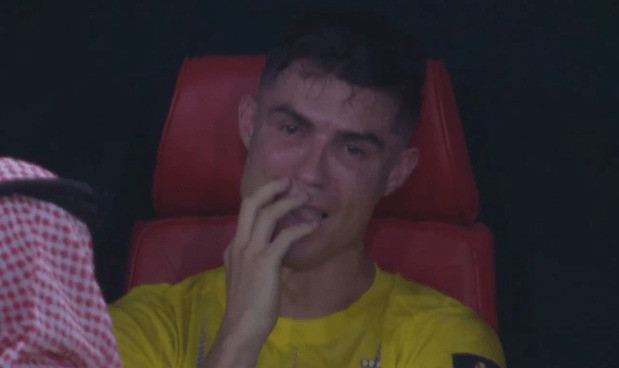 Tiền đạo người Bồ Đào Nha không kìm được cảm xúc sau khi đội nhà thua trên loạt sút luân lưu.