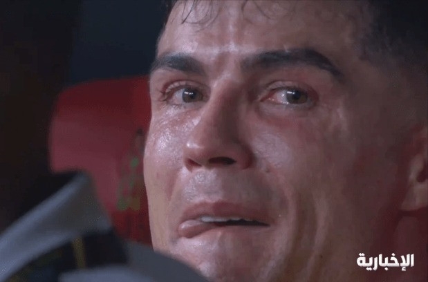 Cristiano Ronaldo bật khóc khi tiếng còi mãn cuộc vang lên.