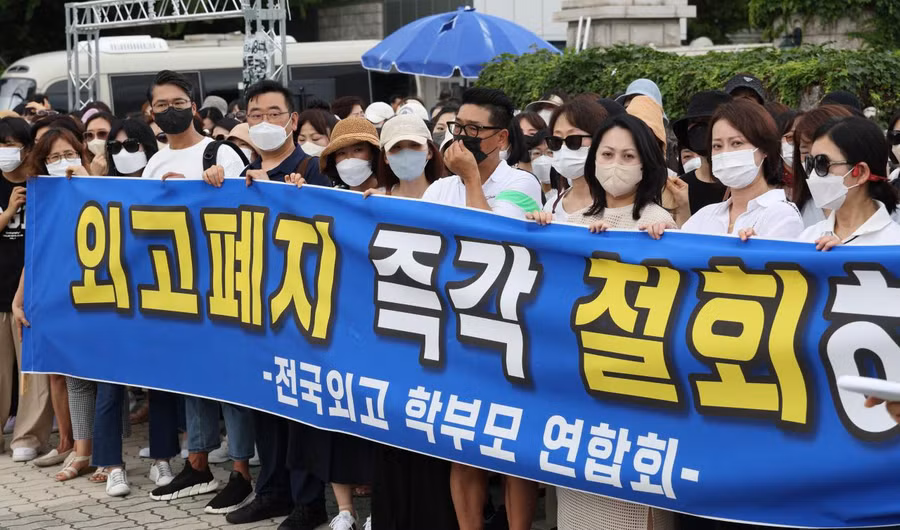 Phụ huynh Hàn Quốc phản đối kế hoạch đóng cửa trường ngoại ngữ.