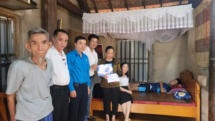 Trao tặng hơn 90 triệu đồng cho nam sinh nghèo, bị tai nạn lao động. 
