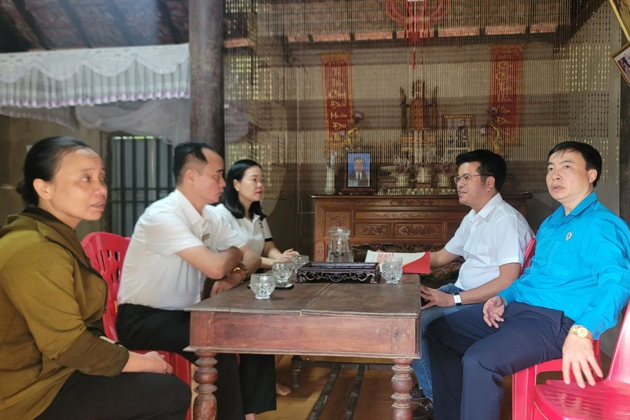 Đoàn thăm hỏi, động viên gia đình em Bắc sớm vượt qua khó khăn. Đoàn thăm hỏi, động viên gia đình em Bắc sớm vượt qua khó khăn.