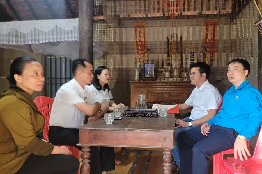 Đoàn thăm hỏi, động viên gia đình em Bắc sớm vượt qua khó khăn.