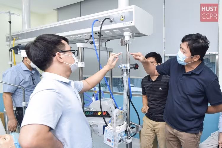 Nhóm nghiên cứu giới thiệu sản phẩm.