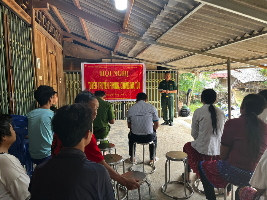 Đoàn liên ngành tuyên truyền cho bà con trong bản về tác hại của ma tuý tại nhà văn hóa thôn. Đoàn liên ngành tuyên truyền cho bà con trong bản về tác hại của ma tuý tại nhà văn hóa thôn.