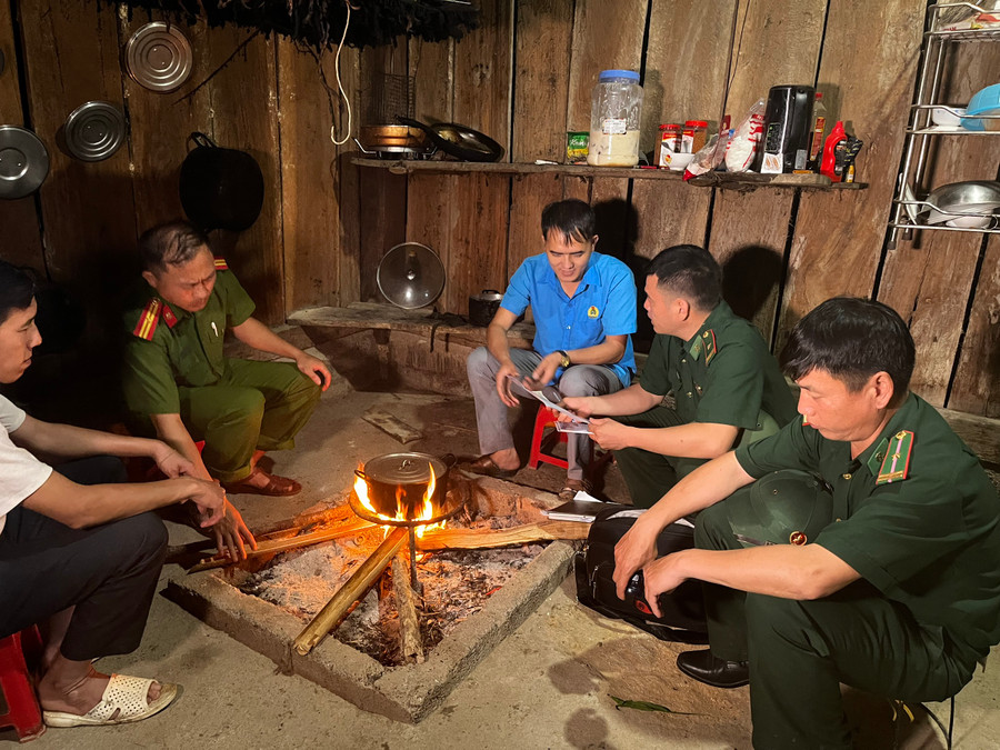 Đoàn liên ngành gồm công an, bộ đội biên phòng, chính quyền địa phương đến từng gia đình tuyên truyền về tác hại của ma tuý.