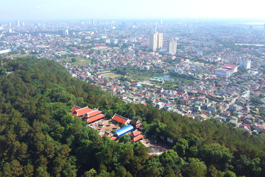 Toàn cảnh đền thờ vua Quang Trung trên núi Dũng Quyết.