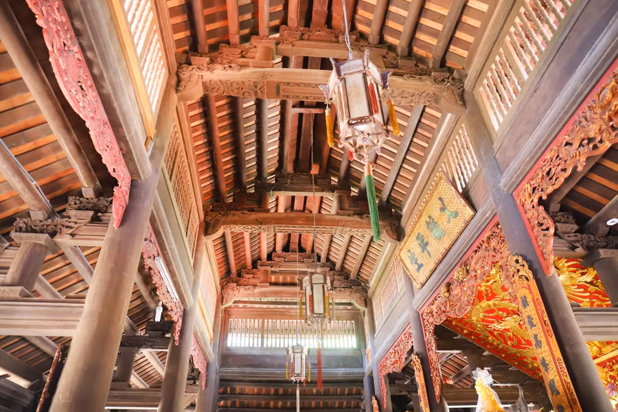 Nhà tiền đường làm bằng gỗ lim, cột và kèo chạm khắc nhiều hoa văn tinh xảo.