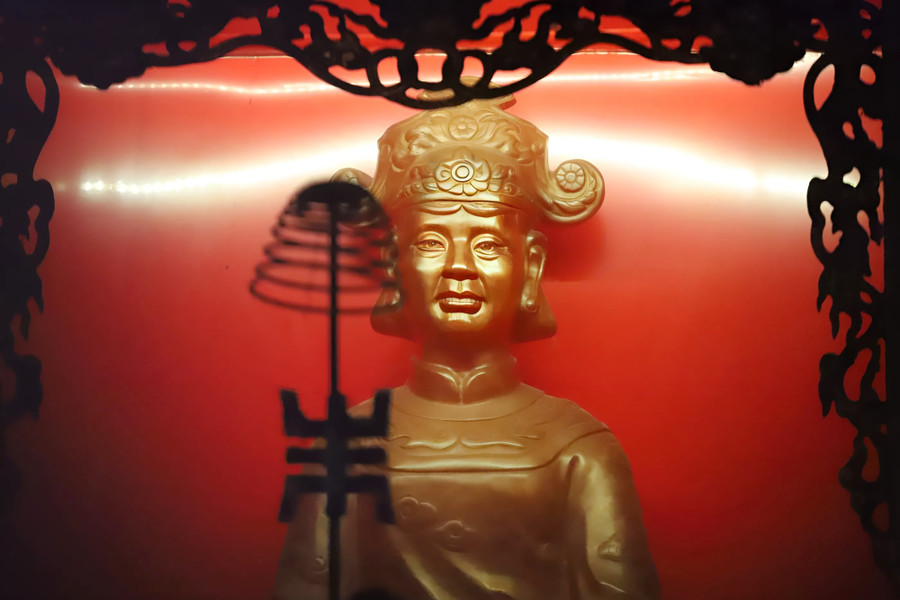 Thượng điện là nơi thờ vua Quang Trung, thân phụ và thân mẫu của ngài. Thượng điện là nơi thờ vua Quang Trung, thân phụ và thân mẫu của ngài.