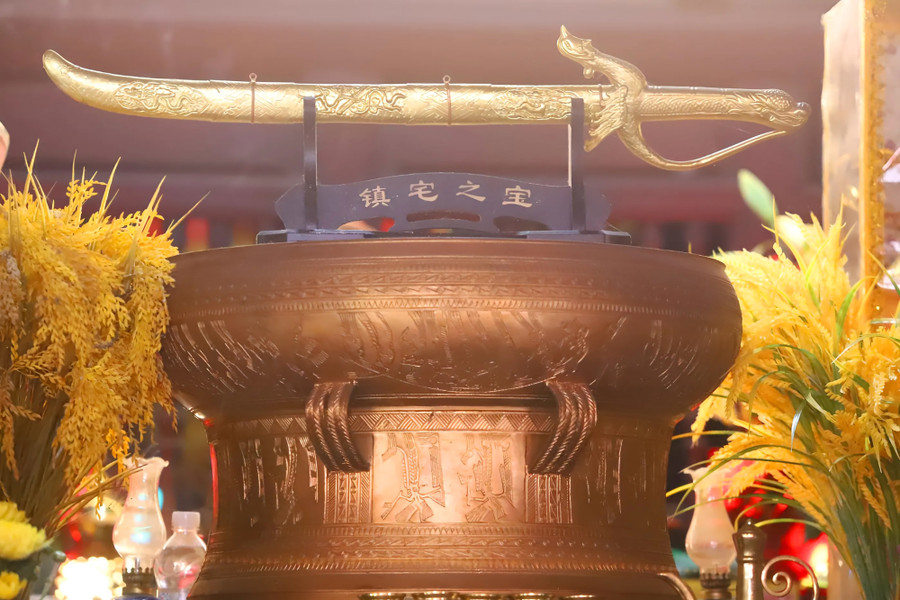 Trống đồng và thanh gươm của vua trên ban thờ ở thượng điện. Trống đồng và thanh gươm của vua trên ban thờ ở thượng điện.