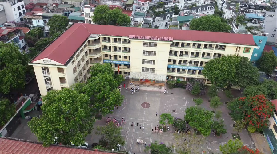 MV được ghi hình trong 2 tiếng buổi sáng với toàn bộ cảnh quay tại Trường THPT Phan Huy Chú - Đống Đa. MV được ghi hình trong 2 tiếng buổi sáng với toàn bộ cảnh quay tại Trường THPT Phan Huy Chú - Đống Đa.