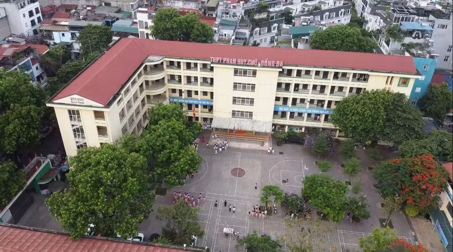 MV được ghi hình trong 2 tiếng buổi sáng với toàn bộ cảnh quay tại Trường THPT Phan Huy Chú - Đống Đa.