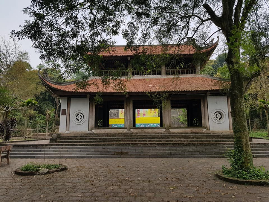 Tam quan chùa Long Đọi Sơn.