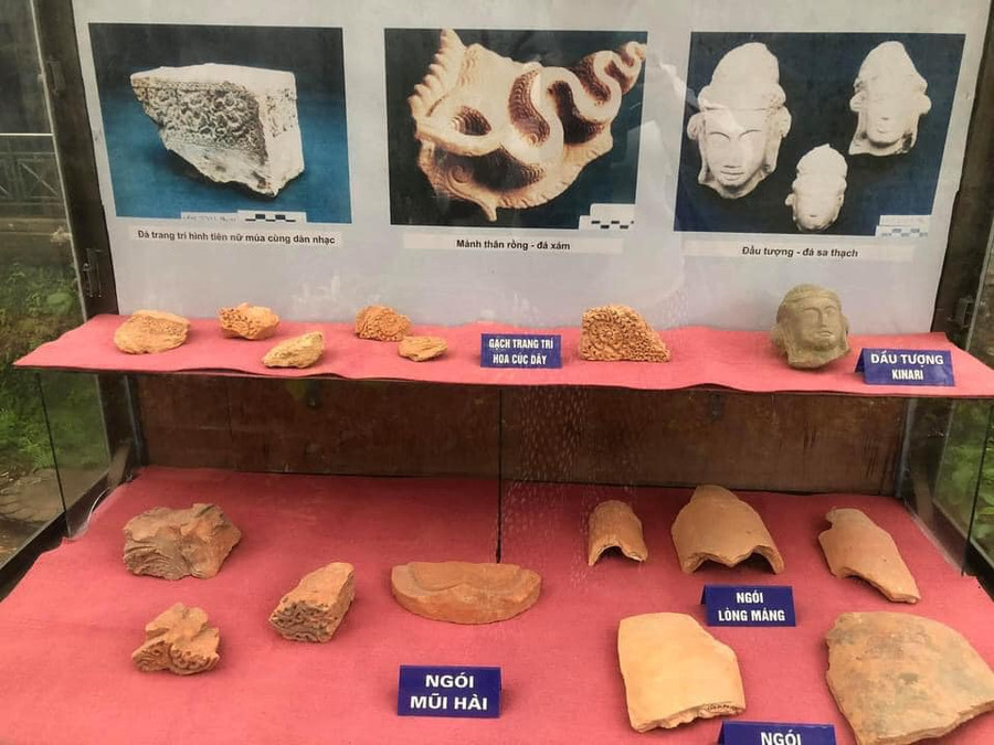 Khu trưng bày vật liệu, hiện vật khảo cổ tại chùa Long Đọi Sơn.