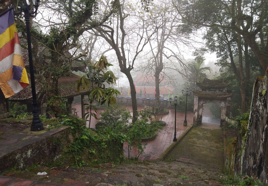 Ngự trên núi cao, dưới rừng cây cổ thụ nên chùa Long Đọi Sơn có cảnh quan yên bình.