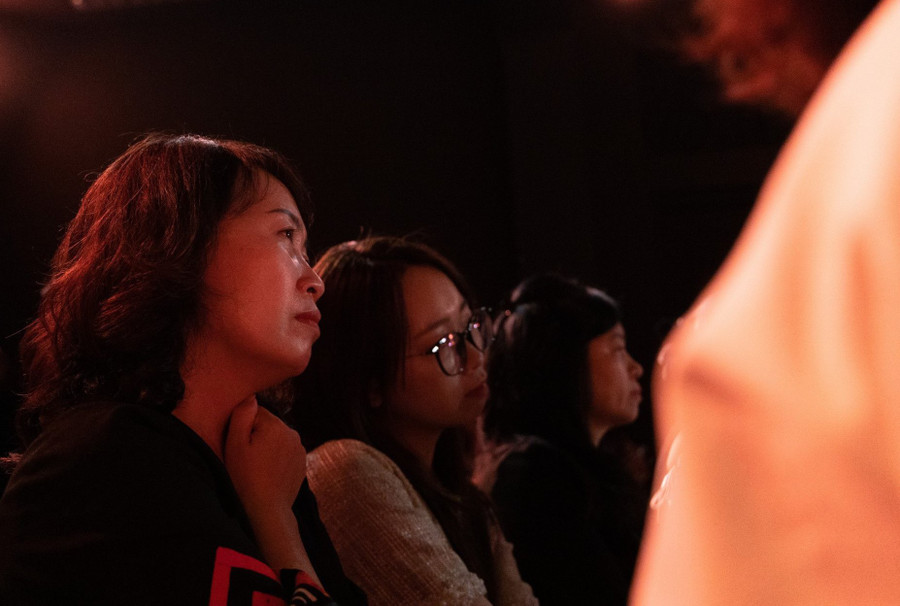 Nhiều khán giả xúc động với những lời thoại chân thực.