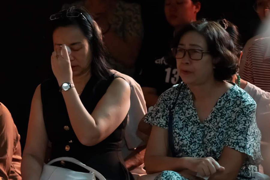 Và khóc với cảm xúc rất thực mà vở diễn đem lại.