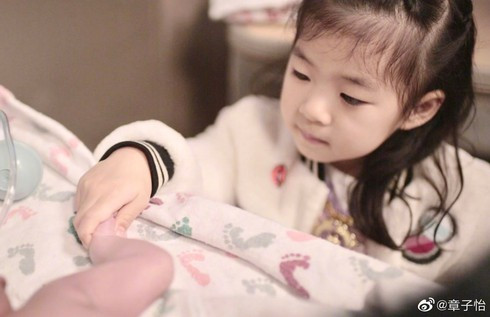 Hình ảnh đầu tiên Chương Tử Di bí mật sinh bé trai ở Mỹ ảnh 2 Hình ảnh đầu tiên Chương Tử Di bí mật sinh bé trai ở Mỹ ảnh 2