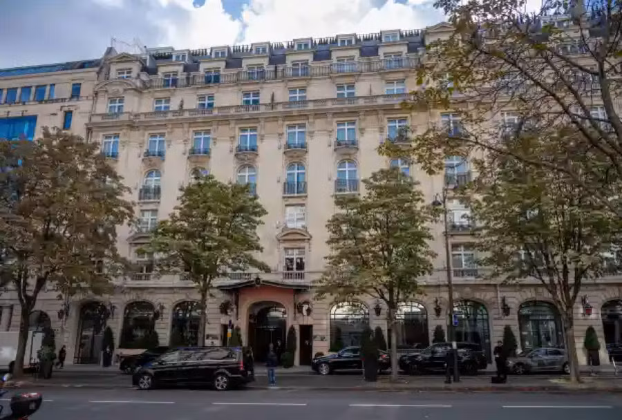 Kẻ trộm đột nhập qua cửa ban công không khóa, nơi Messi đang thuê với giá 17.000 bảng một đêm.