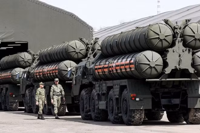 Các tổ hợp phòng không S-400.