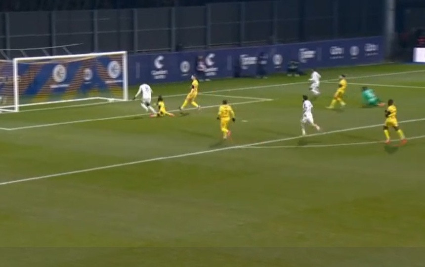 Pau FC (áo vàng) nhận trận thua 0-2 ở vòng 22 giải hạng 2 nước Pháp rạng sáng 4/2.