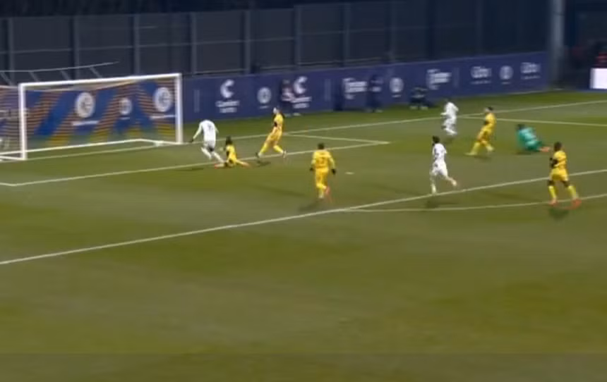 Pau FC (áo vàng) nhận trận thua 0-2 ở vòng 22 giải hạng 2 nước Pháp rạng sáng 4/2. Pau FC (áo vàng) nhận trận thua 0-2 ở vòng 22 giải hạng 2 nước Pháp rạng sáng 4/2.