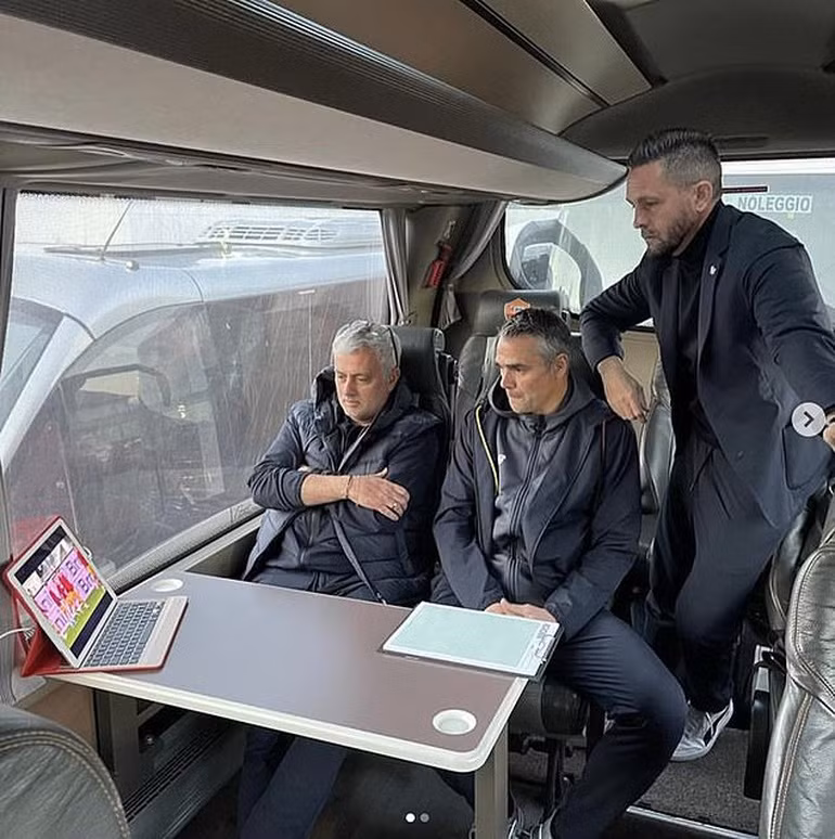 "Người đặc biệt Mourinho" gây sốt với hình ảnh chỉ đạo học trò từ ... xe bus.