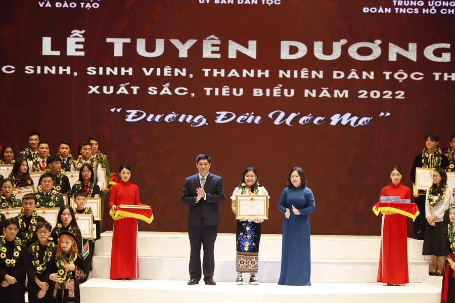 Thứ trưởng Bộ GD&amp;ĐT Ngô Thị Minh và Thứ trưởng, Phó Chủ nhiệm Ủy ban Dân tộc Y Vinh Tơr trao Bằng khen và quà cho các học sinh, sinh viên, thanh niên DTTS xuất sắc, tiêu biểu.