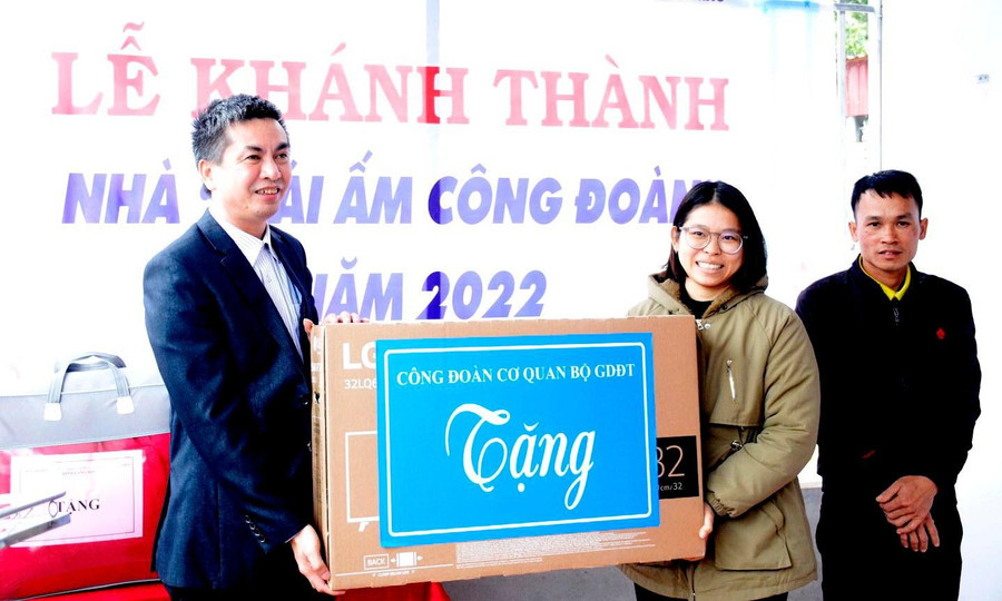 Công đoàn cơ quan Bộ GD&amp;ĐT tặng quà cô giáo Đặng Thị Minh Huệ