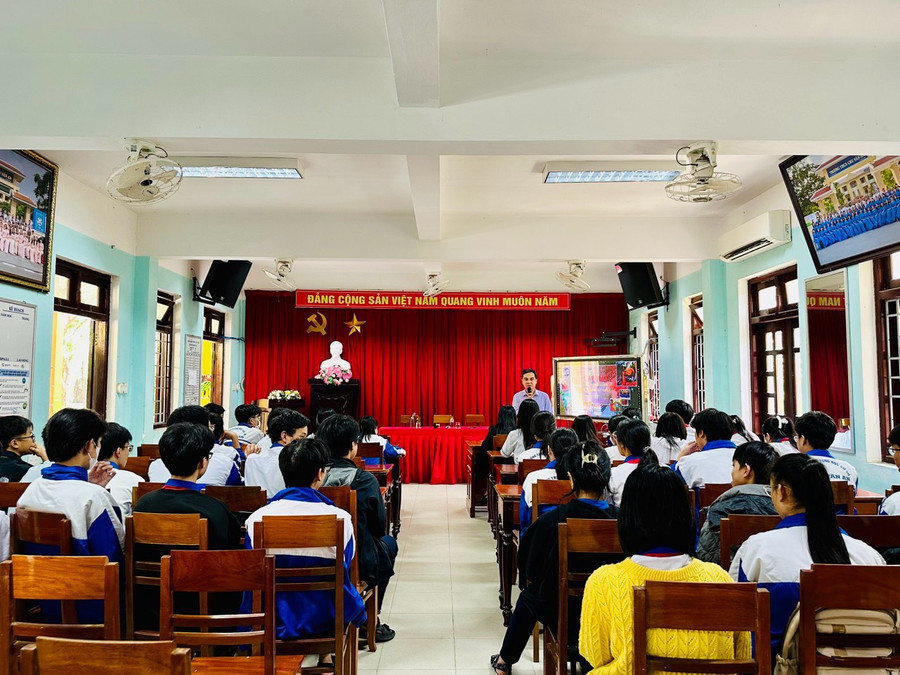 Thầy Trần Duy Tân - Phó Hiệu trưởng Trường THCS Chu Văn An trao đổi một số vấn đề và động viên tinh thần các em học sinh trước khi diễn ra Kỳ thi. Thầy Trần Duy Tân - Phó Hiệu trưởng Trường THCS Chu Văn An trao đổi một số vấn đề và động viên tinh thần các em học sinh trước khi diễn ra Kỳ thi.