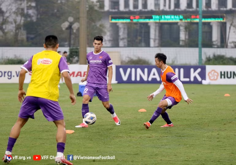 Tiến Linh cũng báo tin vui với thầy Park và cổ động viên Việt Nam.