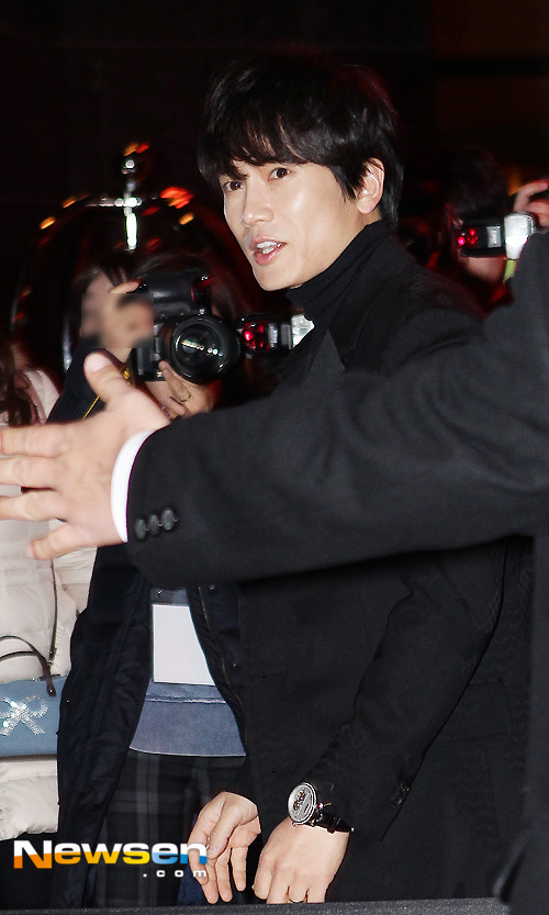 Diễn viên Ji Sung bị bao vây giữa rừng phóng viên khi xuất hiện mừng đám cưới Jung Eum.