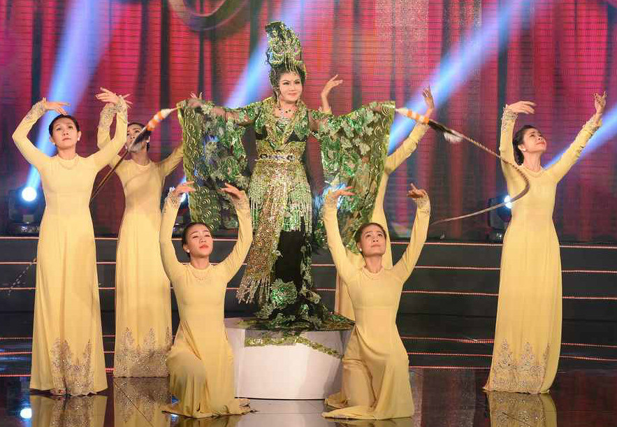 Thụy Mười say rượu, sàm sỡ Tú Sương trong tiểu phẩm hài ảnh 1